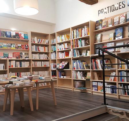 Interieur librairie un livre sur l'étagère