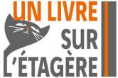 un livre sur l'étagère